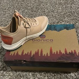 Brand new Womens size 9 brown sneaker